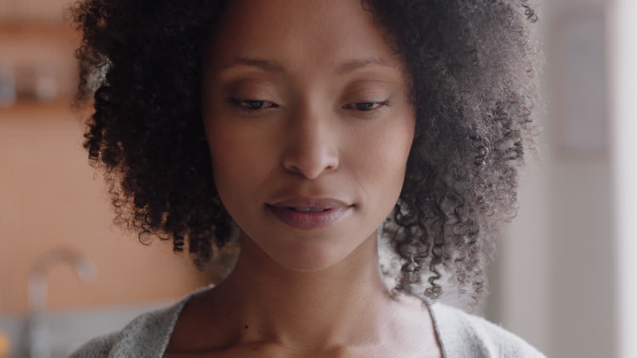 ritratto di una bella donna afroamericana sorridente, felice e sicura di sé