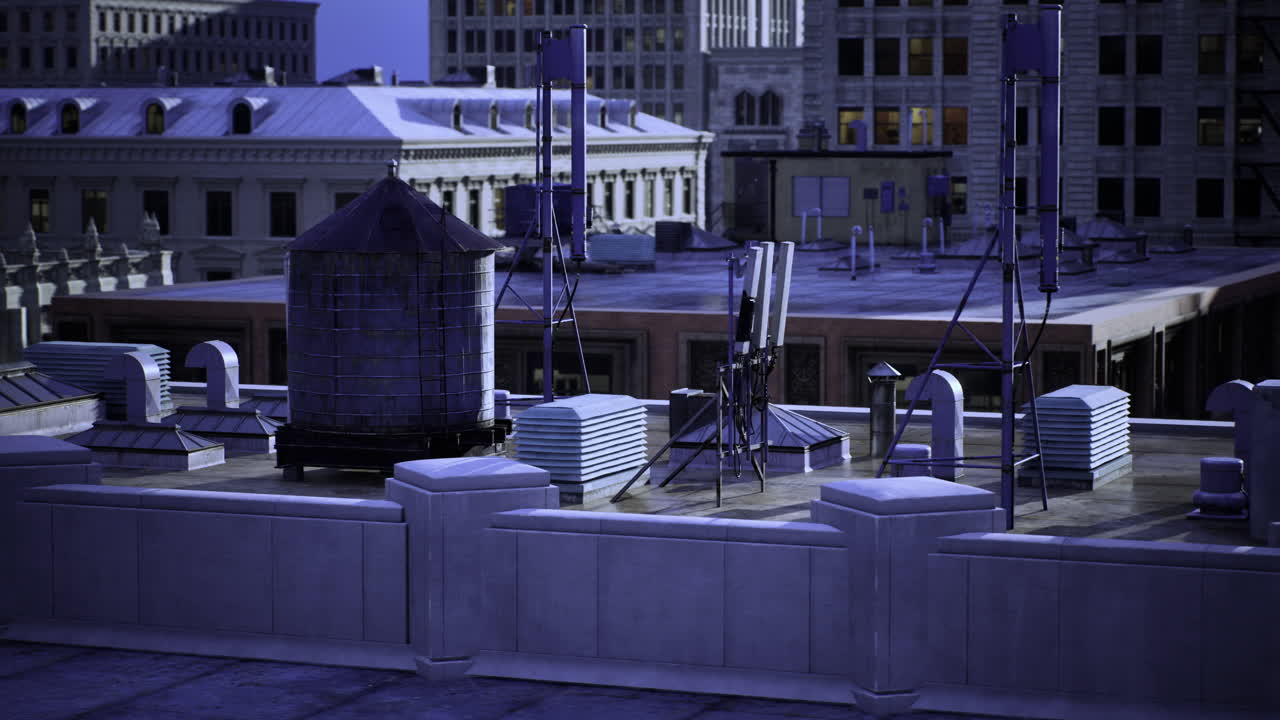 Vista notturna dall'alto dello skyline urbano con attrezzature e serbatoio dell'acqua