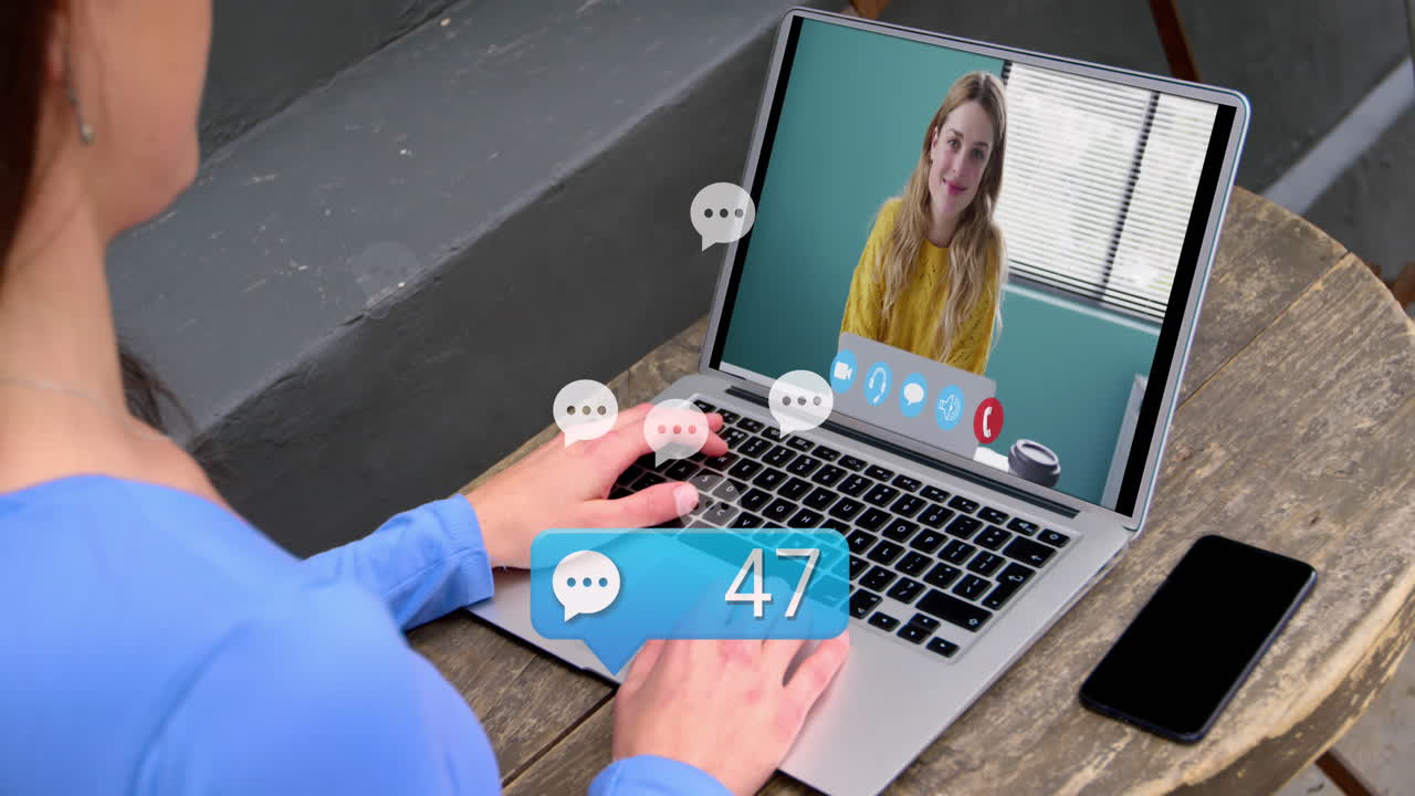 Animasjon av meldingsikon med økende tall over en kvinne som har en videosamtale på en bærbar datamaskin