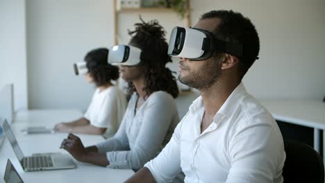 vista lateral de los probadores que llevan gafas vr