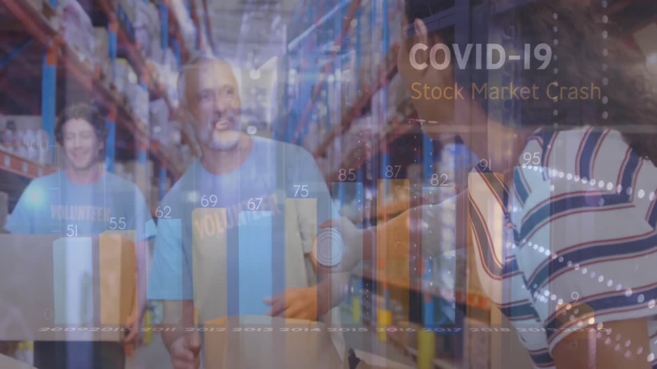 animación del procesamiento de datos financieros sobre las personas que trabajan en el almacén