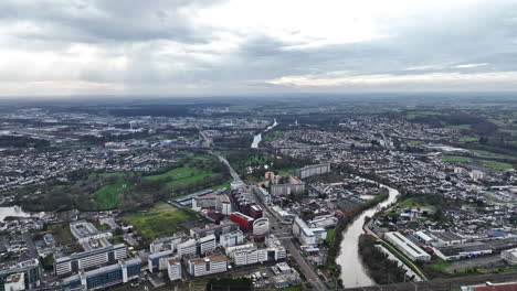 En-Un-Día-Nublado,-El-Panorama-Aéreo-De-Le-Mans-Captura-Una-Ciudad-Rica-En-Historia.