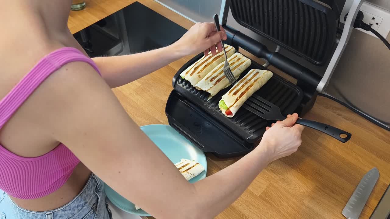 부 에서 그릴 로프 를 준비 하는 여자