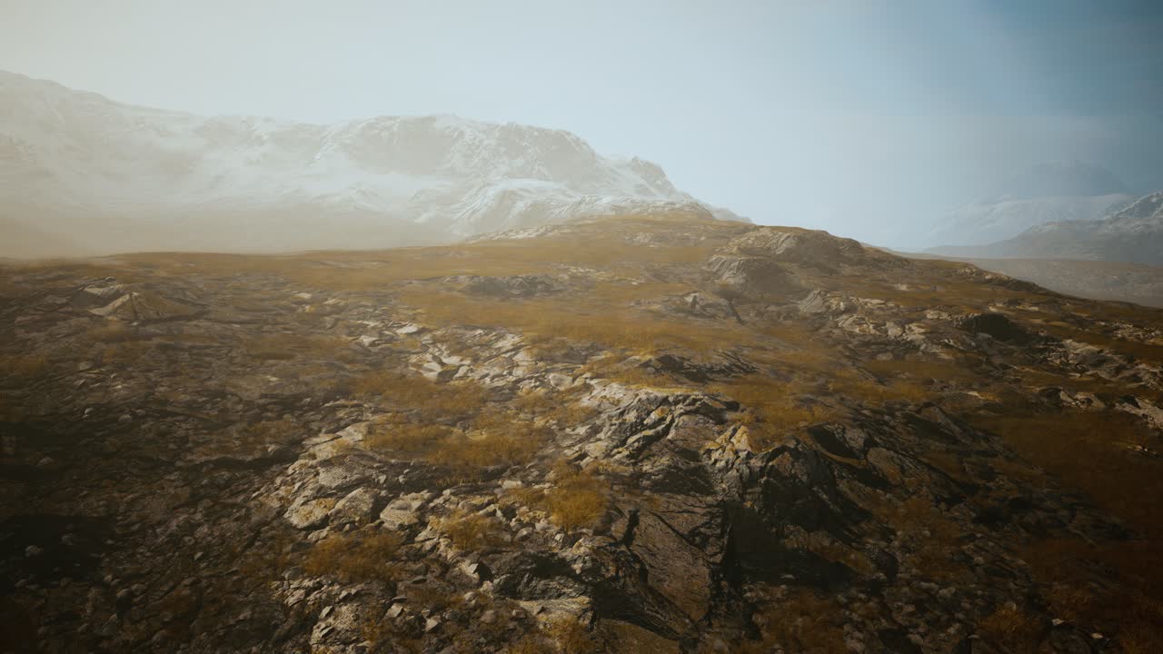 las montañas de nepal en la niebla en verano