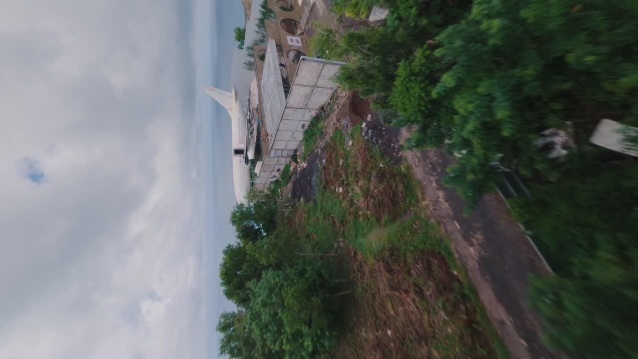 dron fpv vertical disparó sobre el avión de la aerolínea mandala sobre una montaña alta