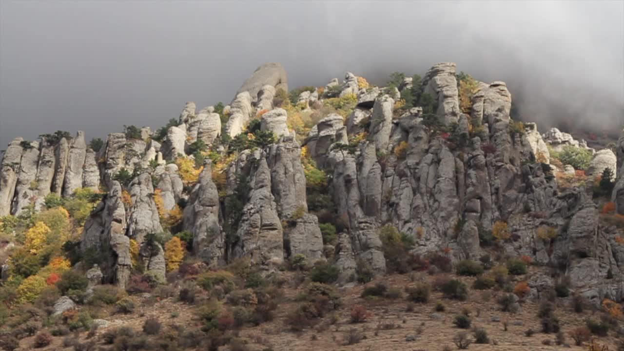 안개가 가득한 가을의 산악 풍경
