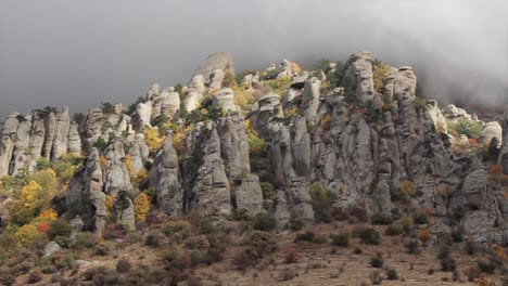 paisaje montañoso de otoño con nubes de niebla