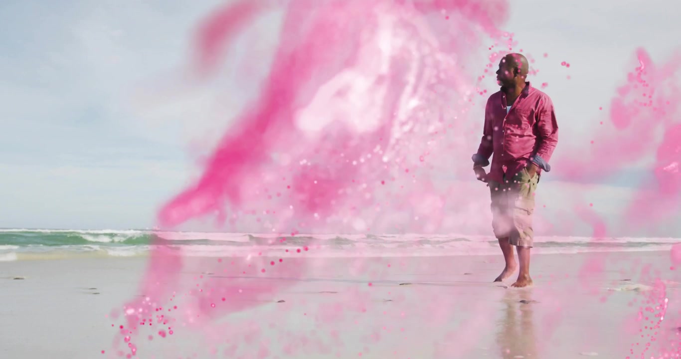 Vortice CGI rosa di una demo tecnologica che si estende, uomo anziano che cammina a piedi nudi sulla riva, fermandosi e osservando le onde