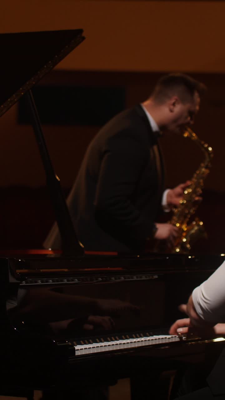 actuación en dúo de piano y saxofón