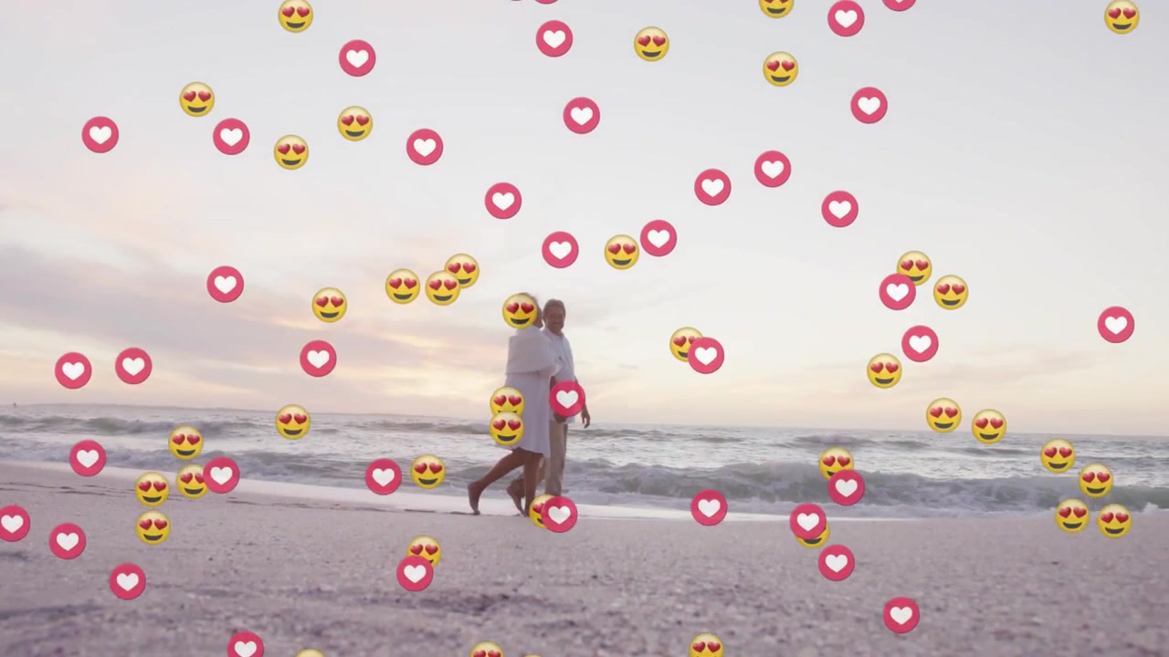 Personas mayores caminando por la playa, corazones brillantes ascendiendo cubriendo a la pareja, abrazándose y luego en movimiento para marketing