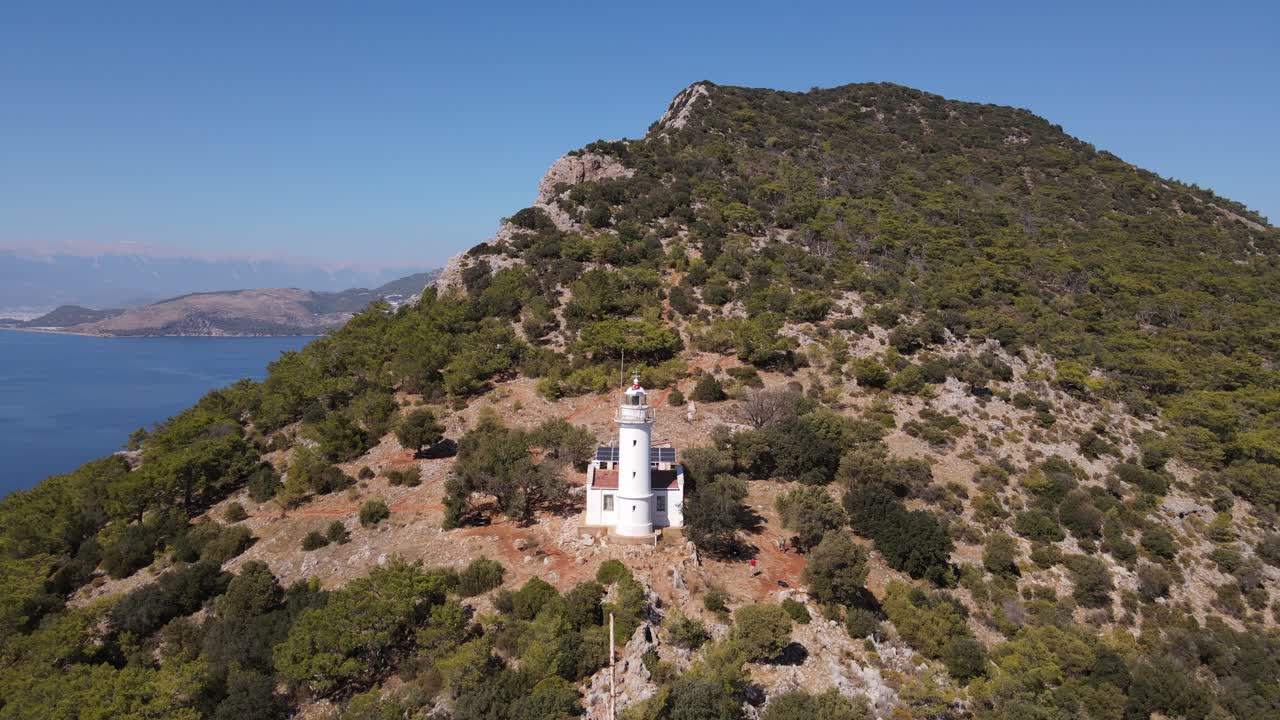 faro de observación en el acantilado