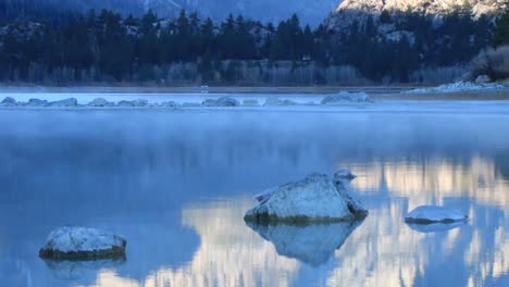 Altos-Icebergs-Y-Glaciares-En-Condiciones-Naturales-De-Invierno,-Mar-En-Hielo,-Nieve-Y-Ventisca