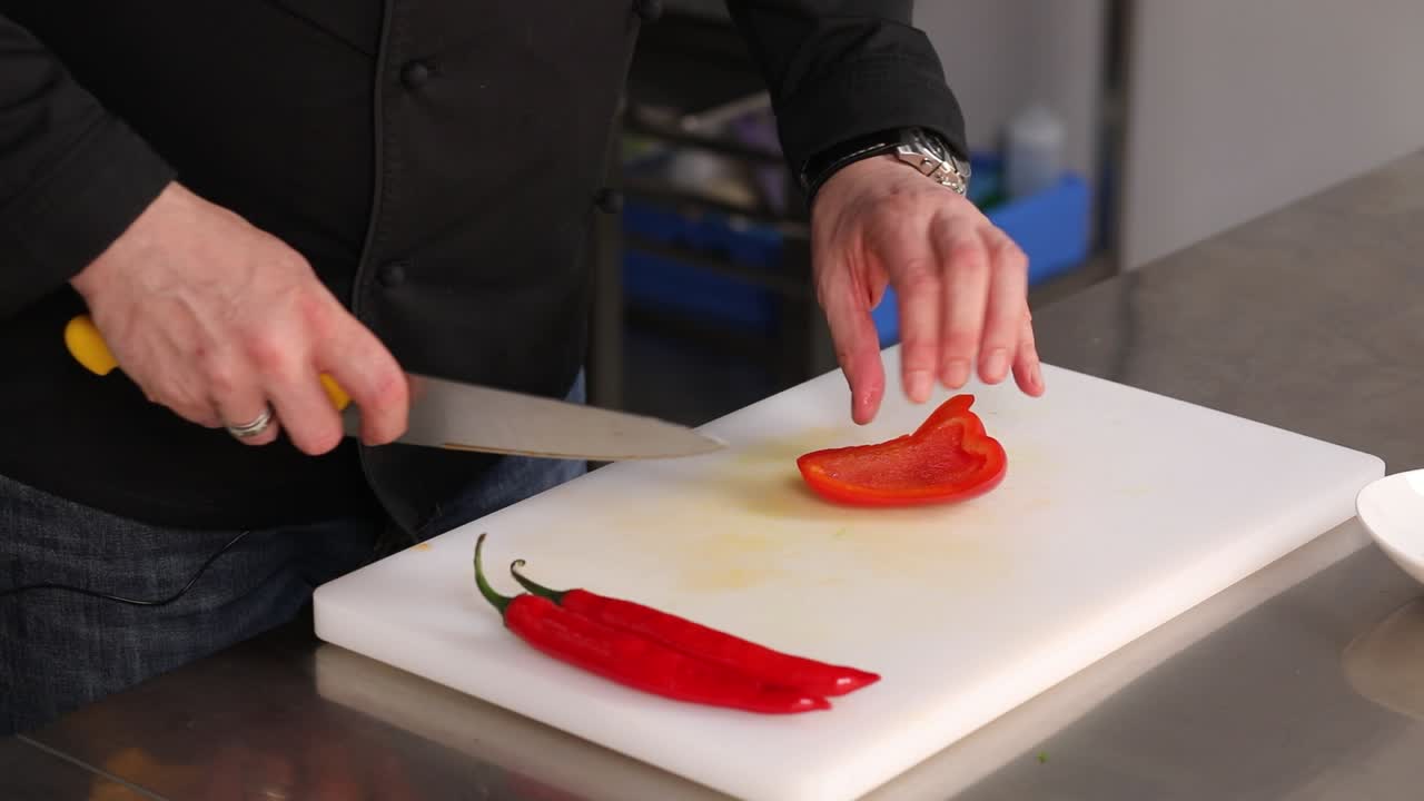 이 은 고추 와 칠리 고추 를 준비 하고 있다