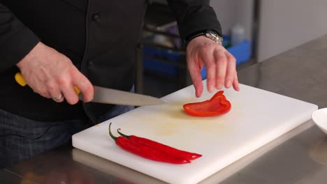 chef preparando pimientos rojos y pimientos chiles