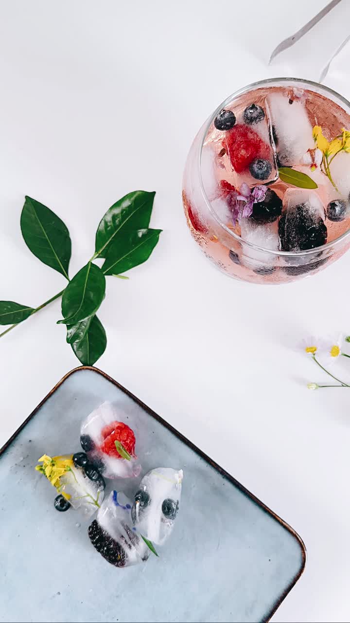 un cóctel de bayas heladas muy bonito