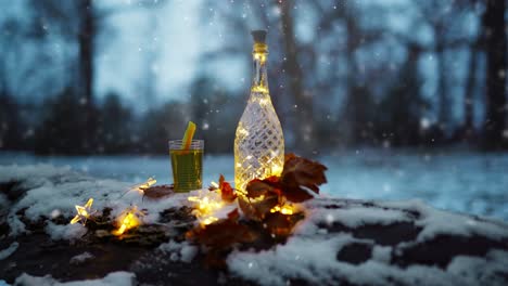 una toma estática de una botella hecha con vidrio colocada en una rama de árbol cubierta de nieve