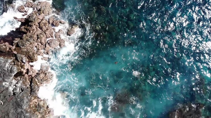 rapida salita sopra le scogliere e le onde delle hawaii
