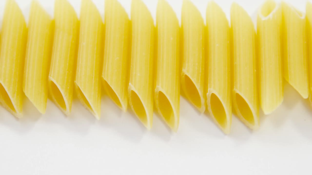 primer plano de la pasta de penne sobre un fondo blanco