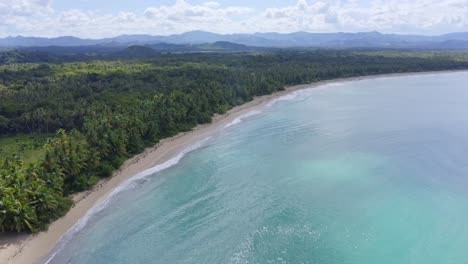 Kristallklares-Wasser-Von-Playa-Esmeralda-Mit-Tropischem-Wald-In-Miches,-Dominikanische-Republik