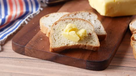 pan en rebanadas con mantequilla