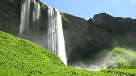 La-Increíble-Cascada-Seljalandsfoss-En-Islandia-Cae-Sobre-Un-Espectacular-Acantilado-3