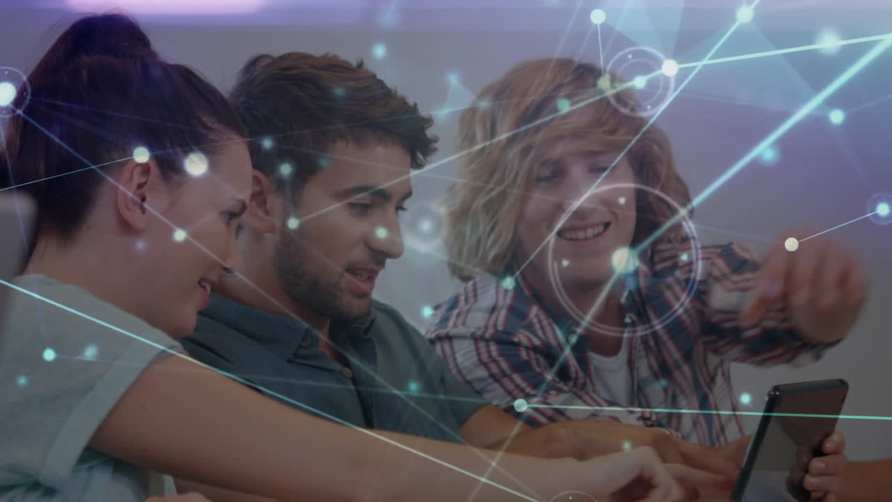 colaboración de diversas personas con conexiones de red y animación de procesamiento de datos