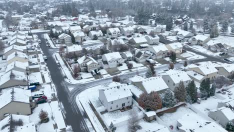 toma de un dron de un barrio americano cubierto de nieve