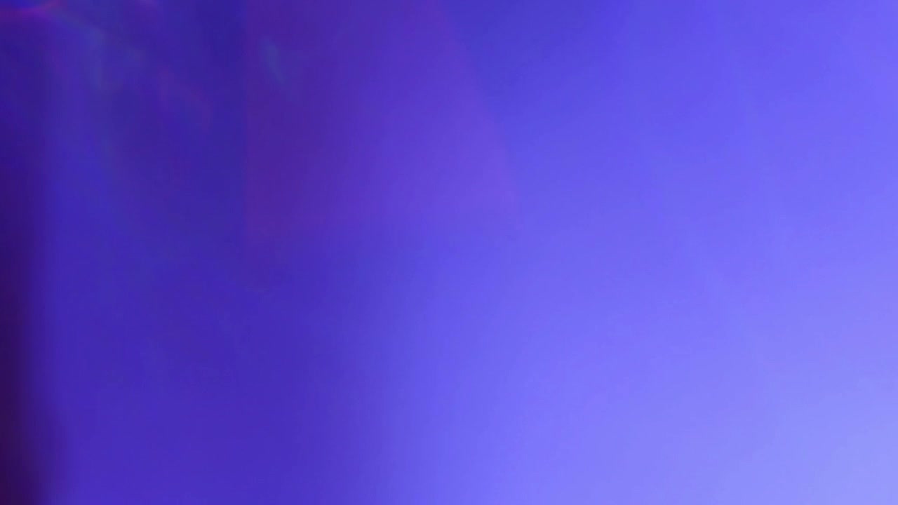 Fugas de Luz Abstratas e Transições de Cores em Fundo Escuro