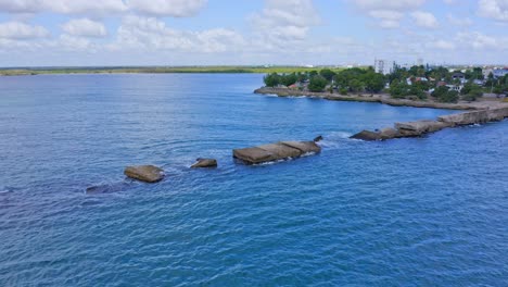 rompeolas en el malecón de san pedro de macoris en república dominicana