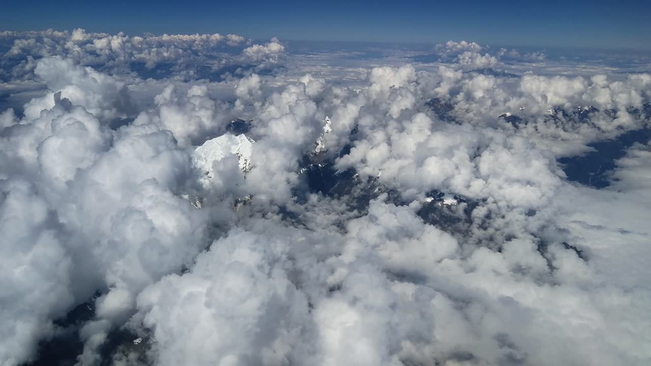vista aérea de la montaña de la cumbre nevada de los andes por encima de las nubes, américa del sur