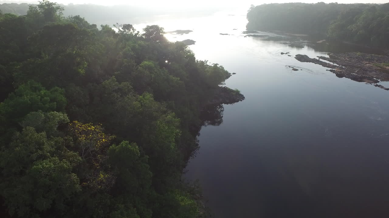 vuelo de drones sobre la selva virgen