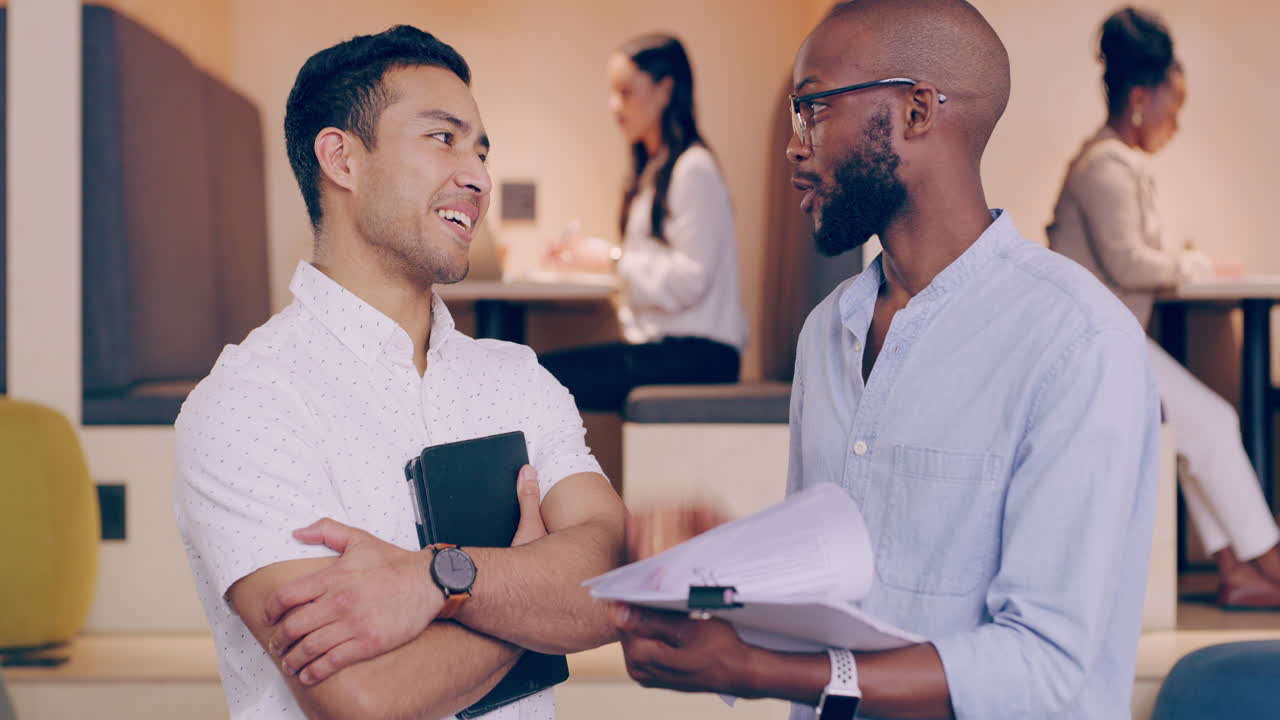 두 명 의 즐거운 젊은 동료 들 이 대화 하고 있다