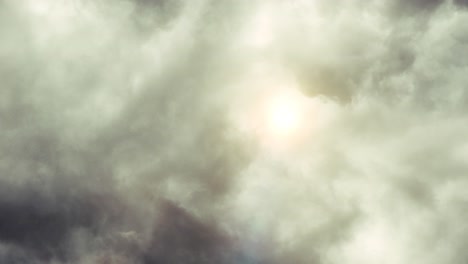Sonnenschein-Bedeckt-Von-Cumulonimbus-Wolken-Am-Himmel