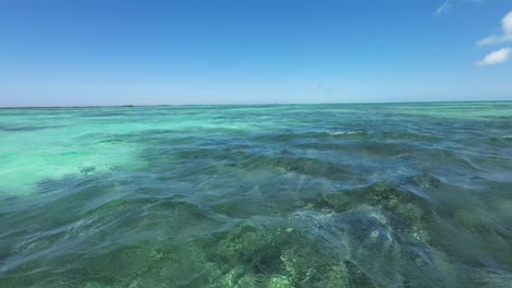 POV-Navegar-En-El-Mar-Turquesa-Del-Caribe,-Los-Roques,-Concepto-De-Textura-De-Agua-De-Mar