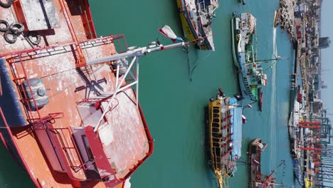 Luftaufnahme-über-Festgemachte-Fischerboote-Im-Hafen-Von-San-Antonio-In-Chile