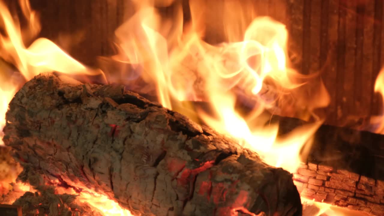 집의 벽난로에 불이 타고 있습니다.