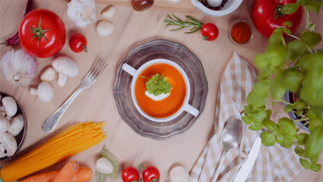 sopa de tomate con ingredientes en una mesa de madera