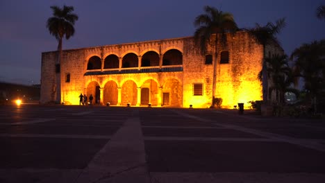 Blick-Auf-Den-Alcazar-De-Colon-Auf-Der-Plaza-España,-Nachtaufnahme-Orangefarbene-Lichter-Beleuchteten-Das-Majestätische-Gebäude