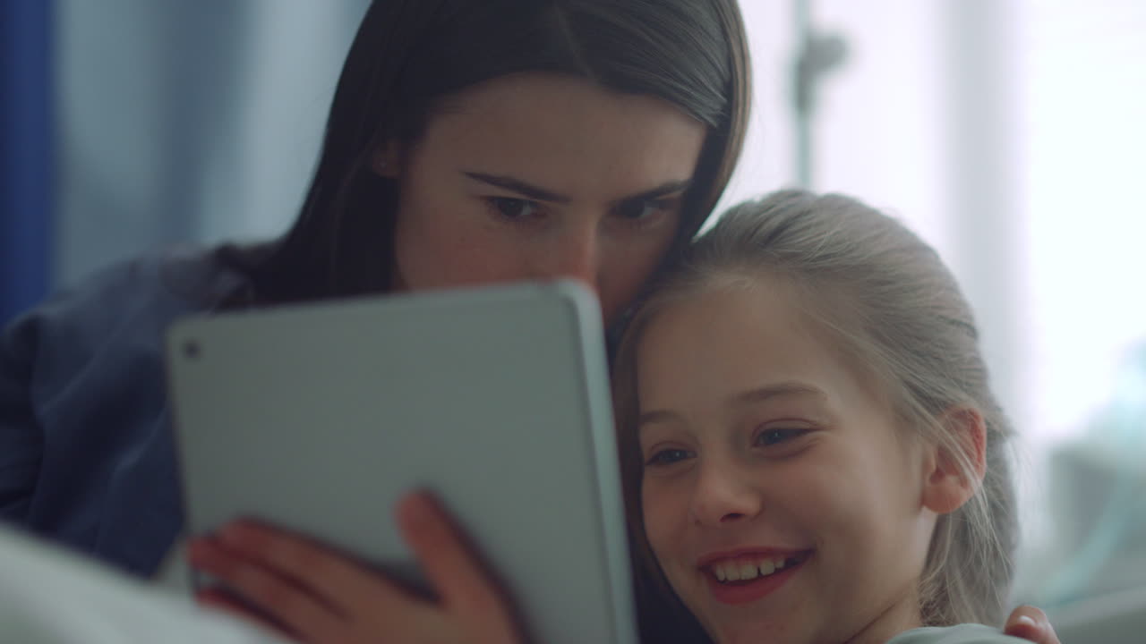 la familia disfruta jugando a las tabletas de cerca. mamá y hijo alegres, diviértanse juntos.