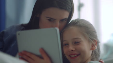 la familia disfruta jugando a las tabletas de cerca. mamá y hijo alegres, diviértanse juntos.