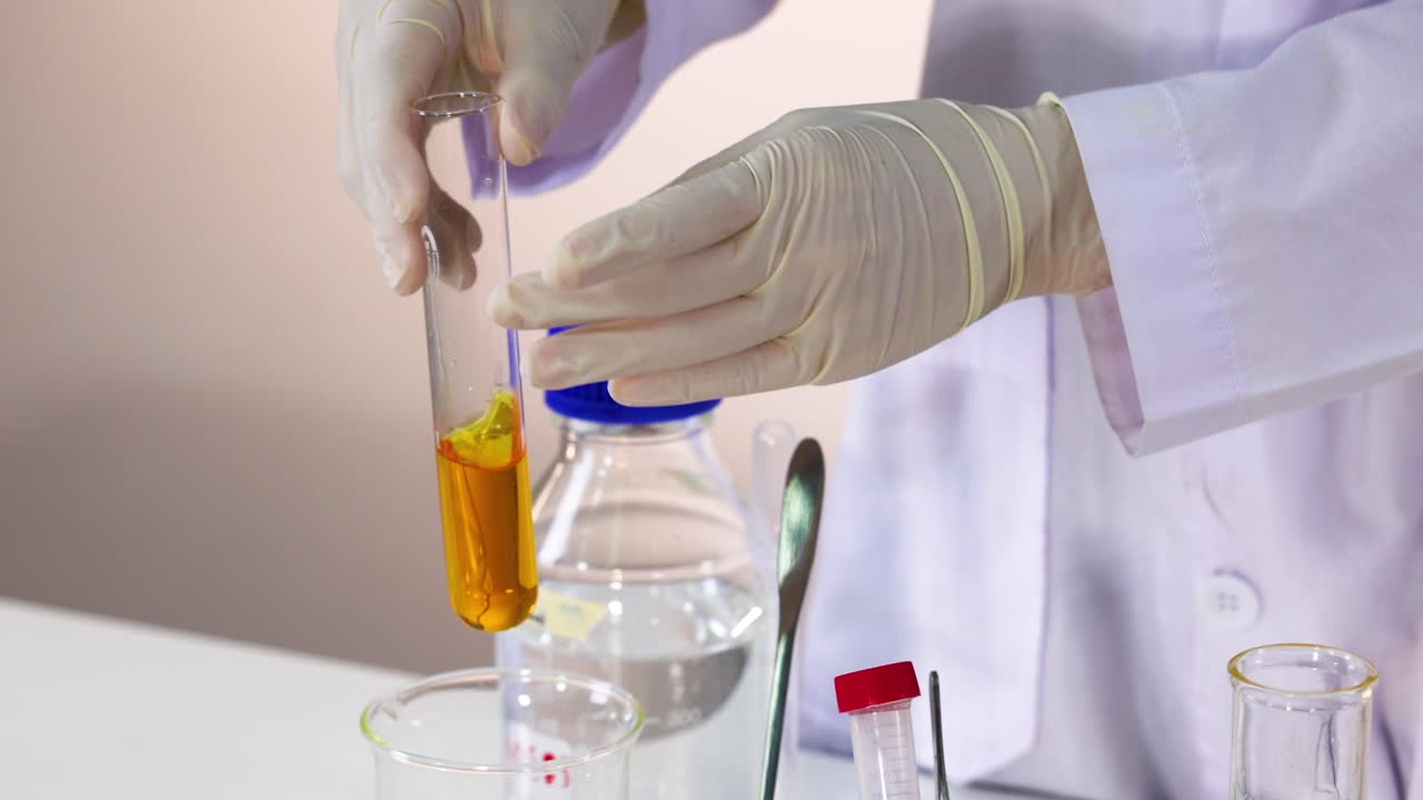 과학자는 브로모티몰 블루 실험을 수행합니다.