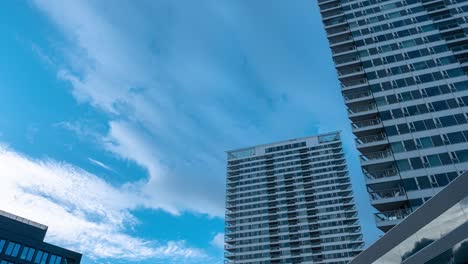 Zeitraffer-Von-Sich-Bewegenden-Wolken-In-Der-Innenstadt-Mit-Hohen-Gebäuden-Und-Wolkenkratzern