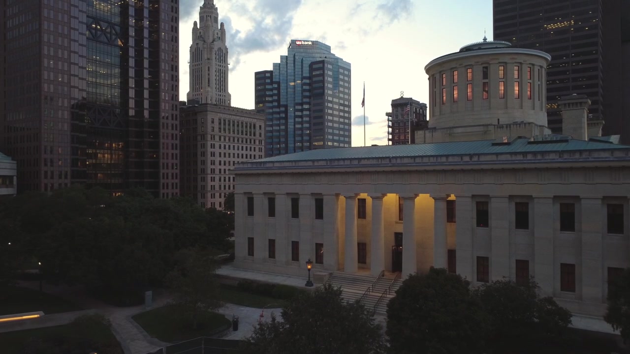 Ripresa con drone della Casa dello Stato dell'Ohio a Columbus, Ohio, al crepuscolo