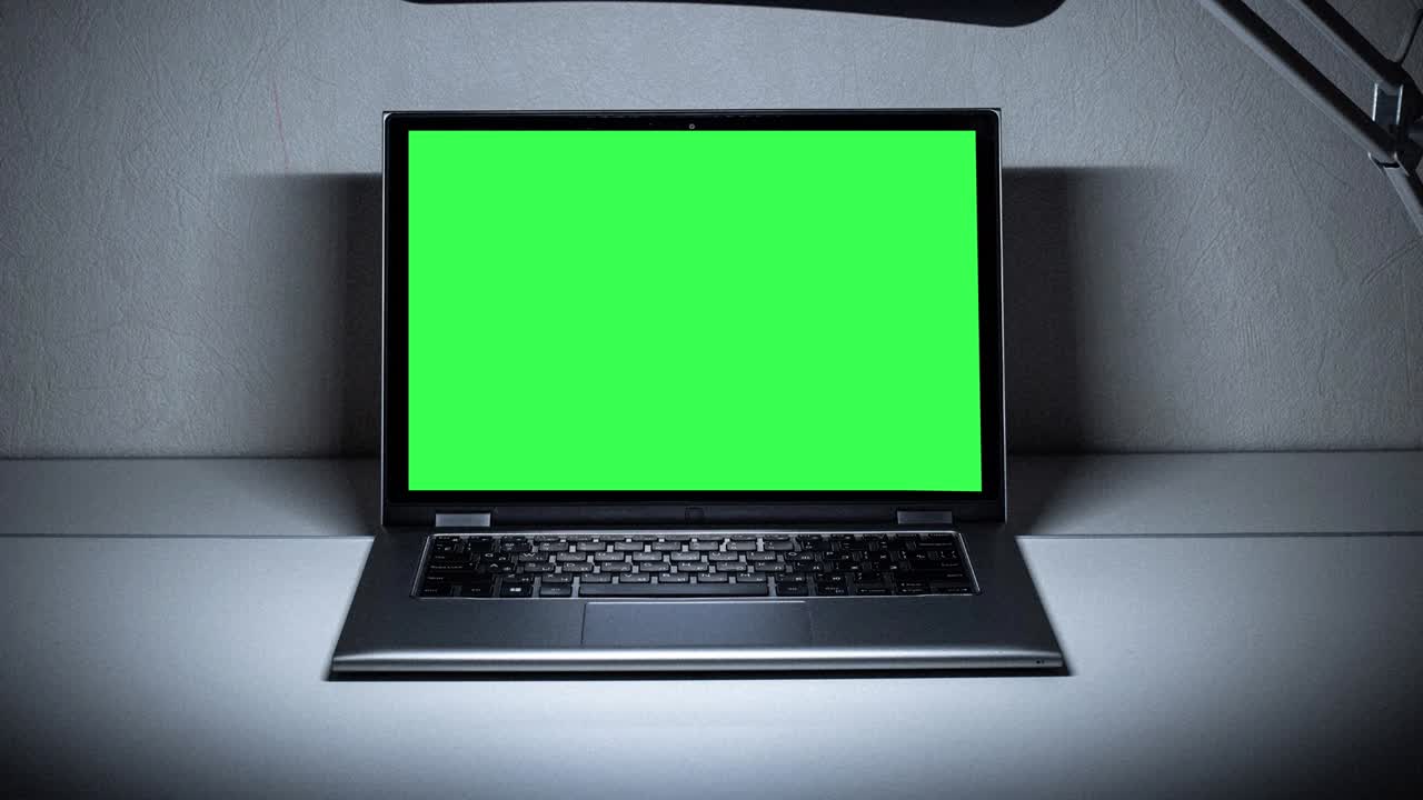 trabajando por la noche. portátil con pantalla verde. zoom in. plantilla para teclado