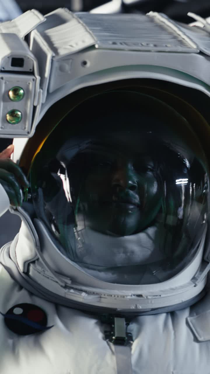 Video verticale Laptop all'interno della cabina di pilotaggio di un'astronave ad alta tecnologia che esegue l'analisi dei dati di Marte