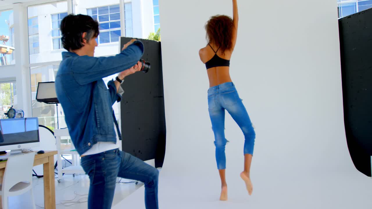 Weibliches Model posiert für ein Fotoshooting im Studio 4K