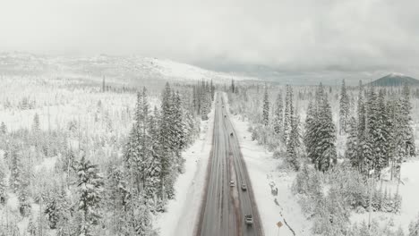 Carretera-Rural-Aérea-De-4k-En-Montañas-Nevadas,-Tiro-Con-Jib-De-Drones