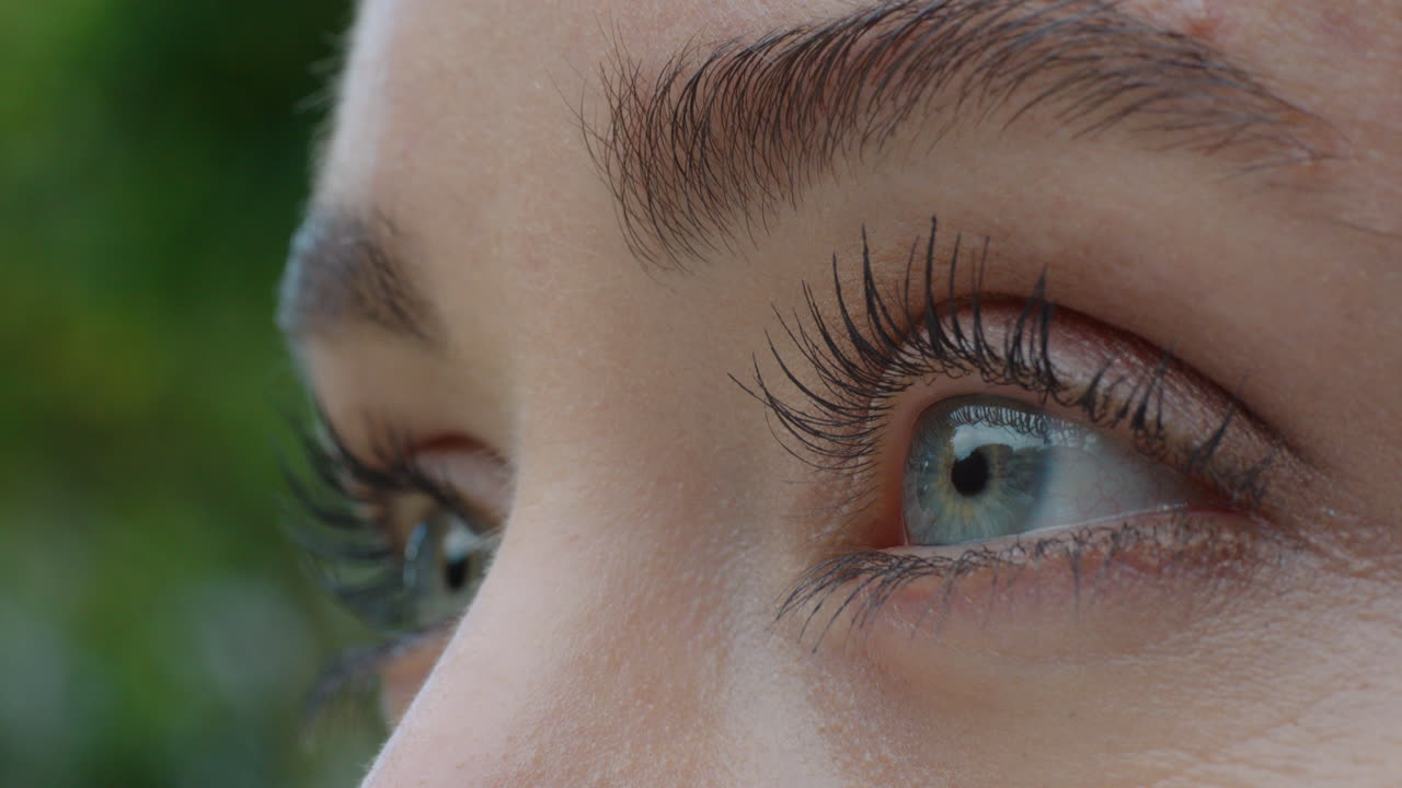 ojos de mujer mirando a la naturaleza visión sana ojos azules naturales curiosidad humana