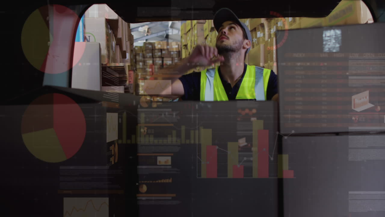 animación del procesamiento de datos sobre el hombre empacando cajas en el coche