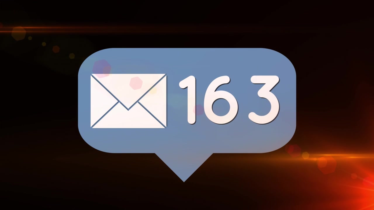 Animazione di un raggio di luce che si muove su una nuvoletta di dialogo con un'icona email e numeri su sfondo nero.